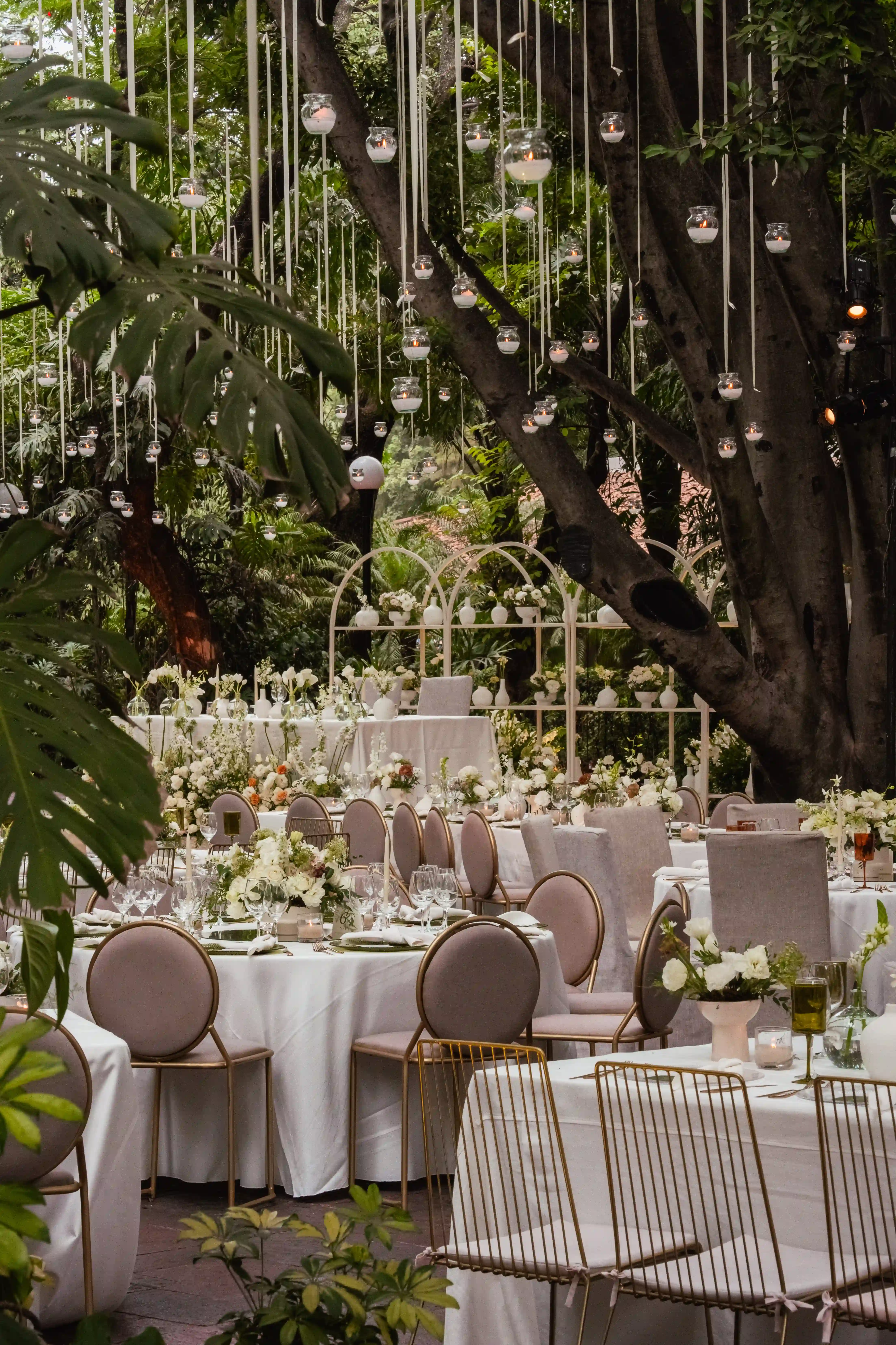 Mesa de recepción con arreglos florales