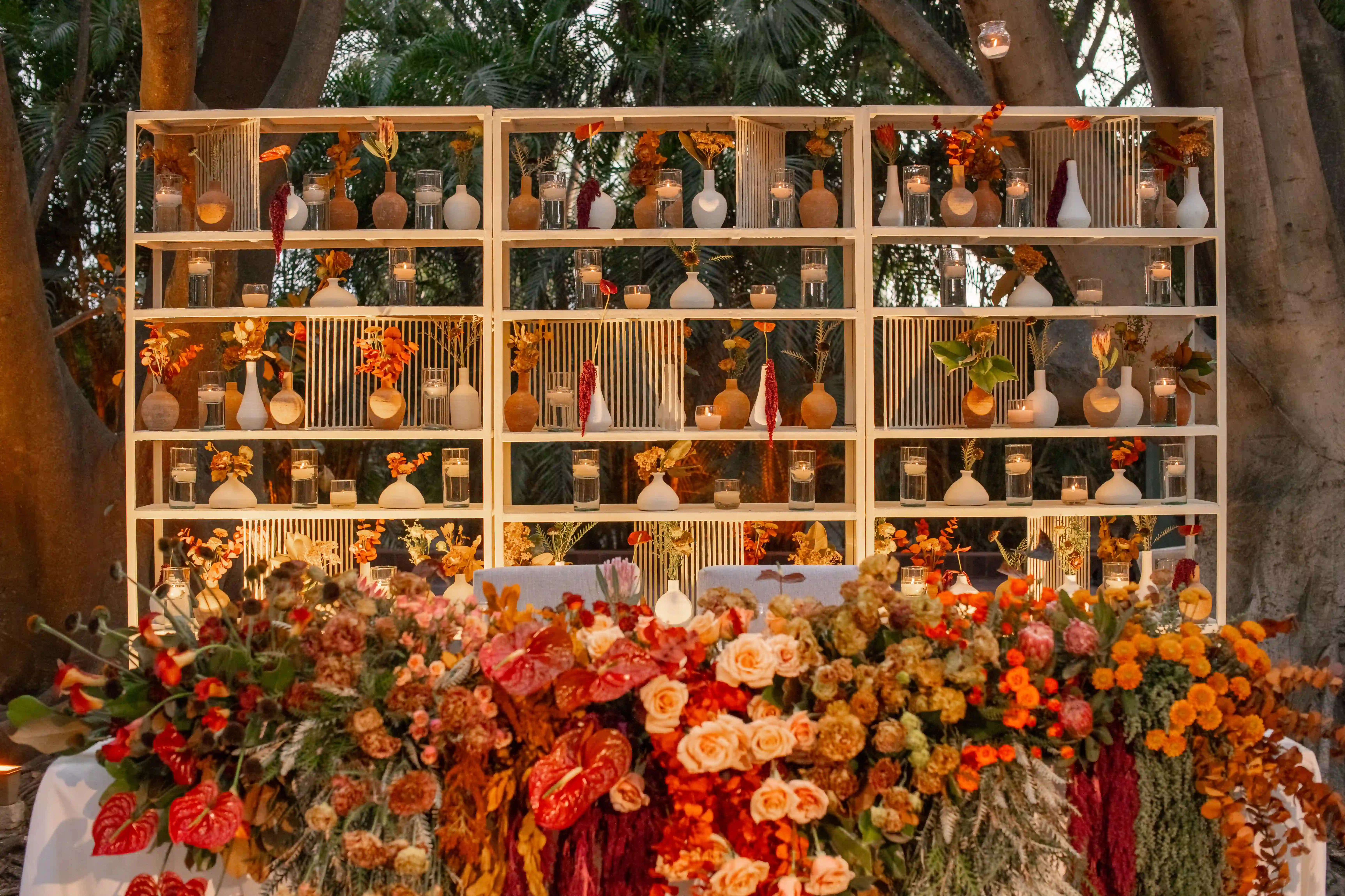 Decoración de ceremonia en bosque