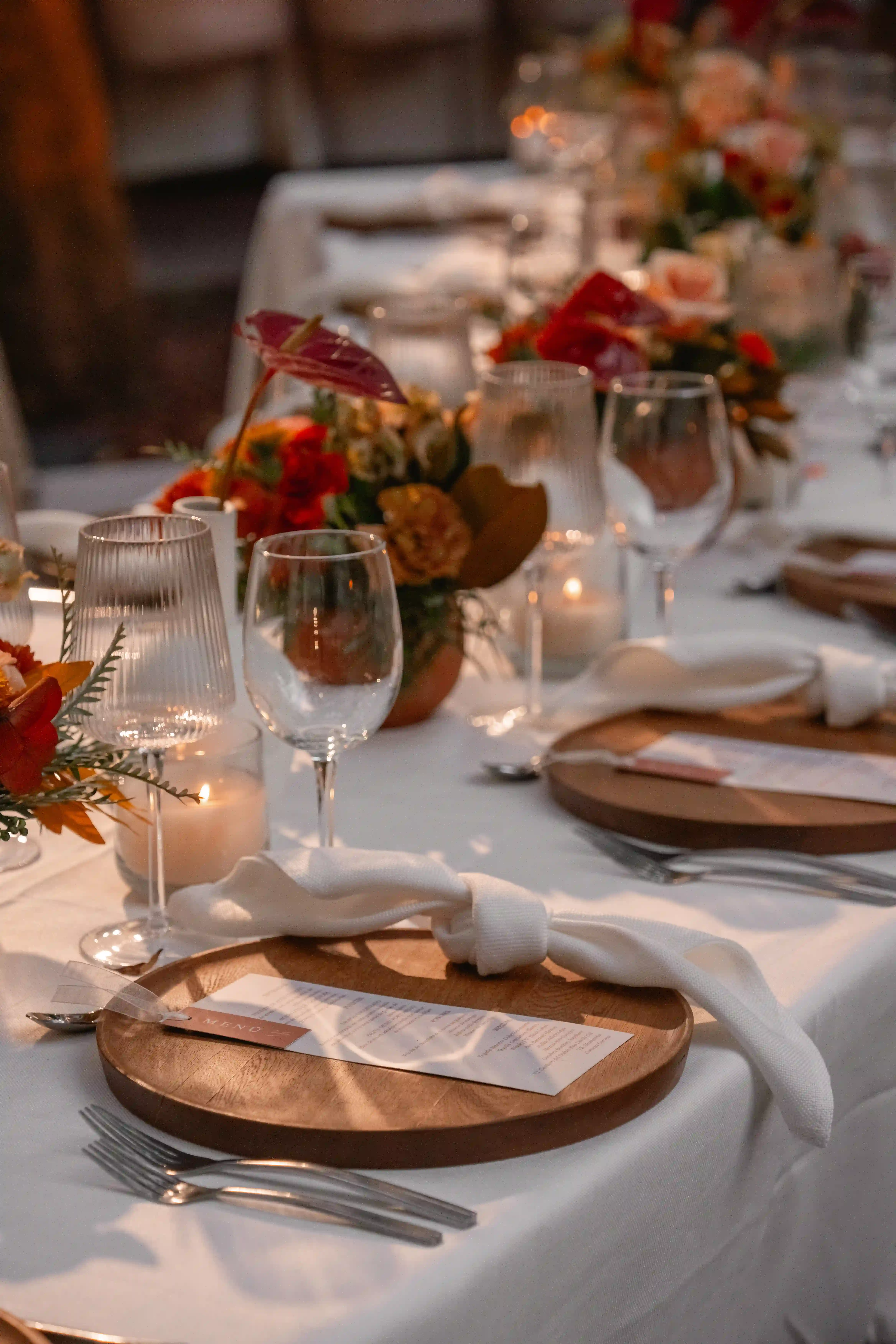 Mesa de recepción con arreglos florales