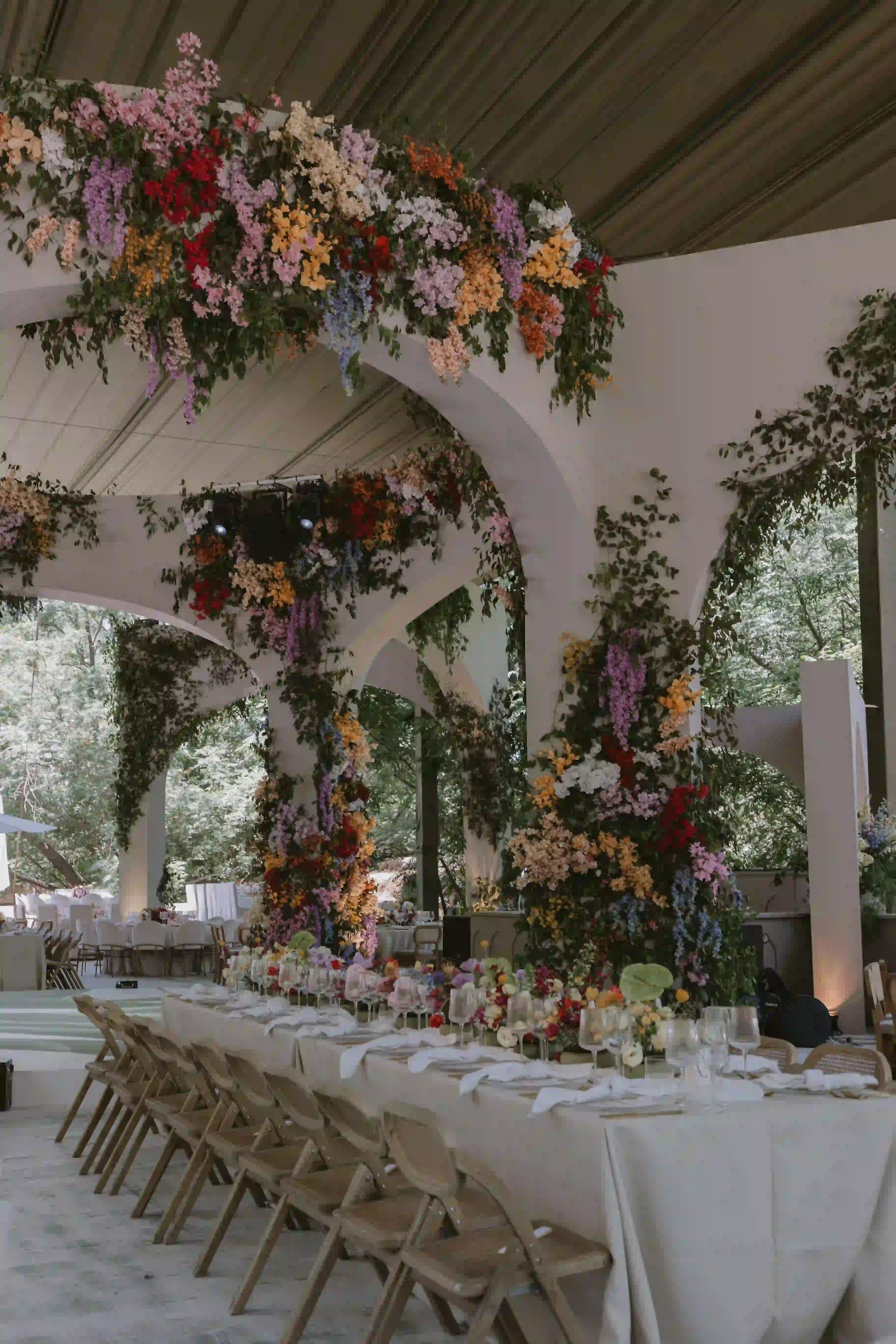Decoración de ceremonia en bosque