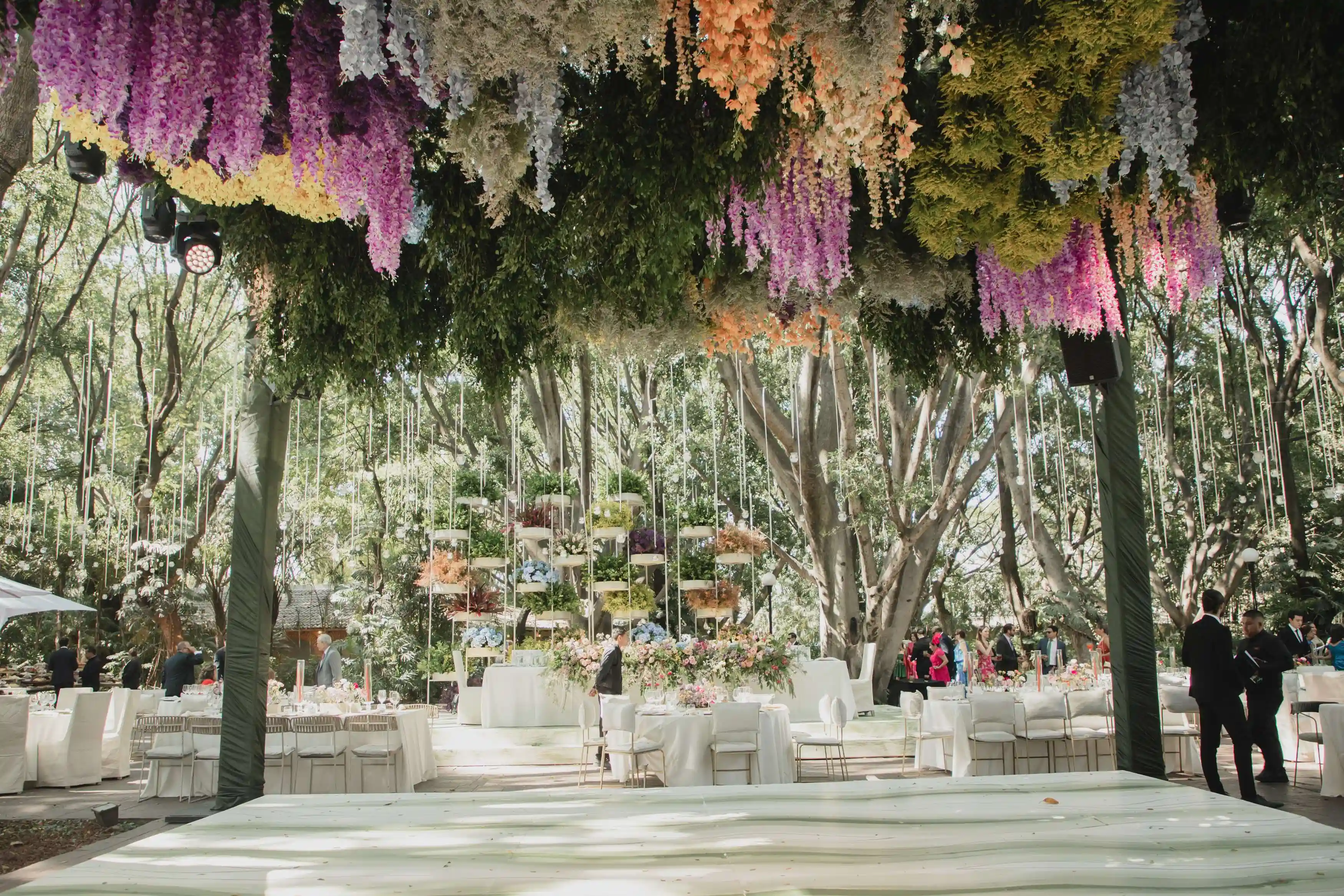 Mesa de recepción con arreglos florales