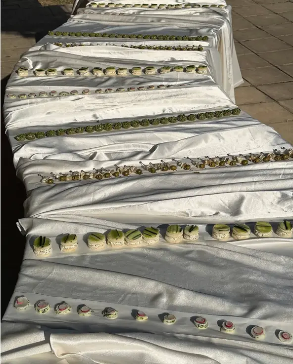 Mesa de recepción con arreglos florales