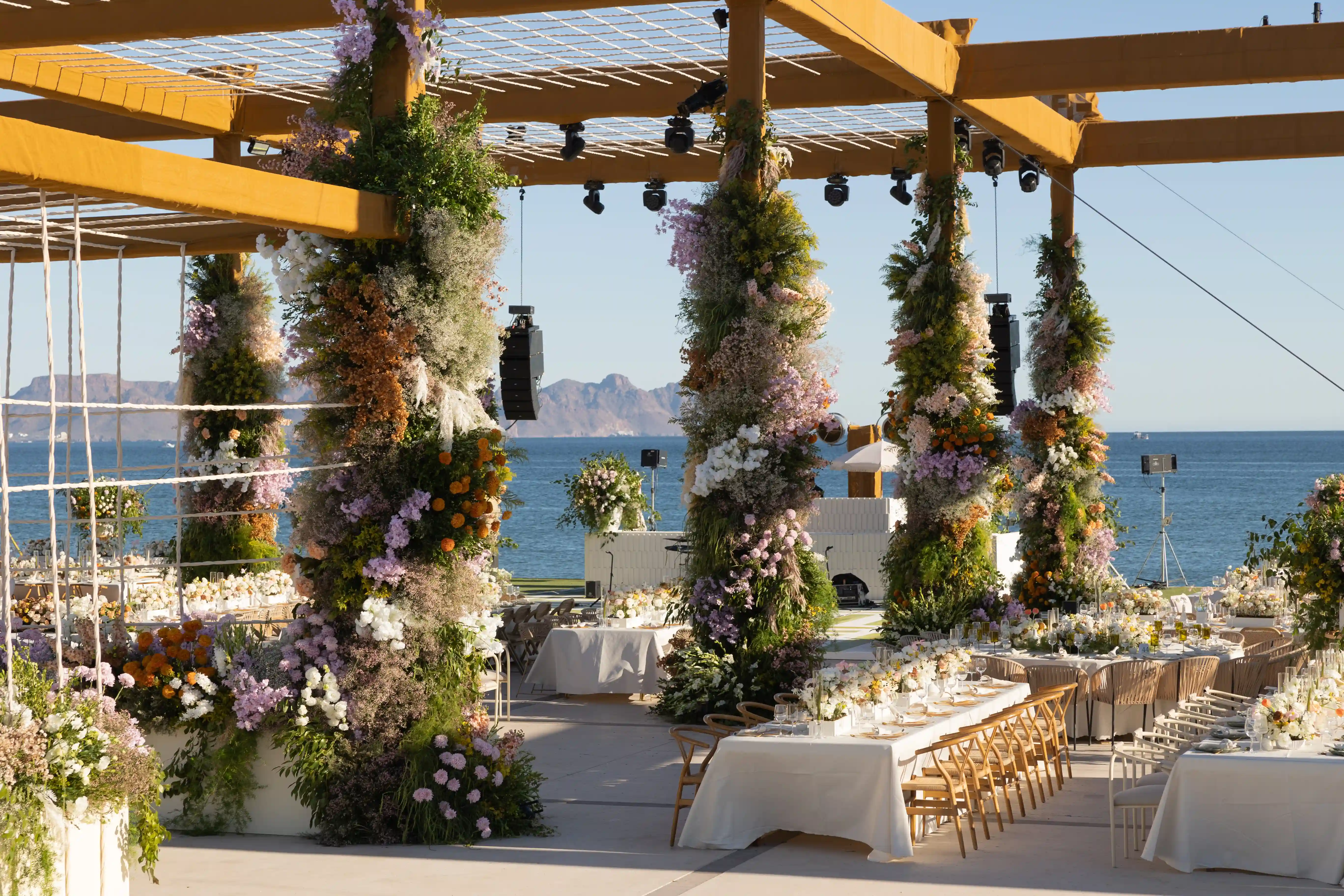 Mesa de recepción con arreglos florales