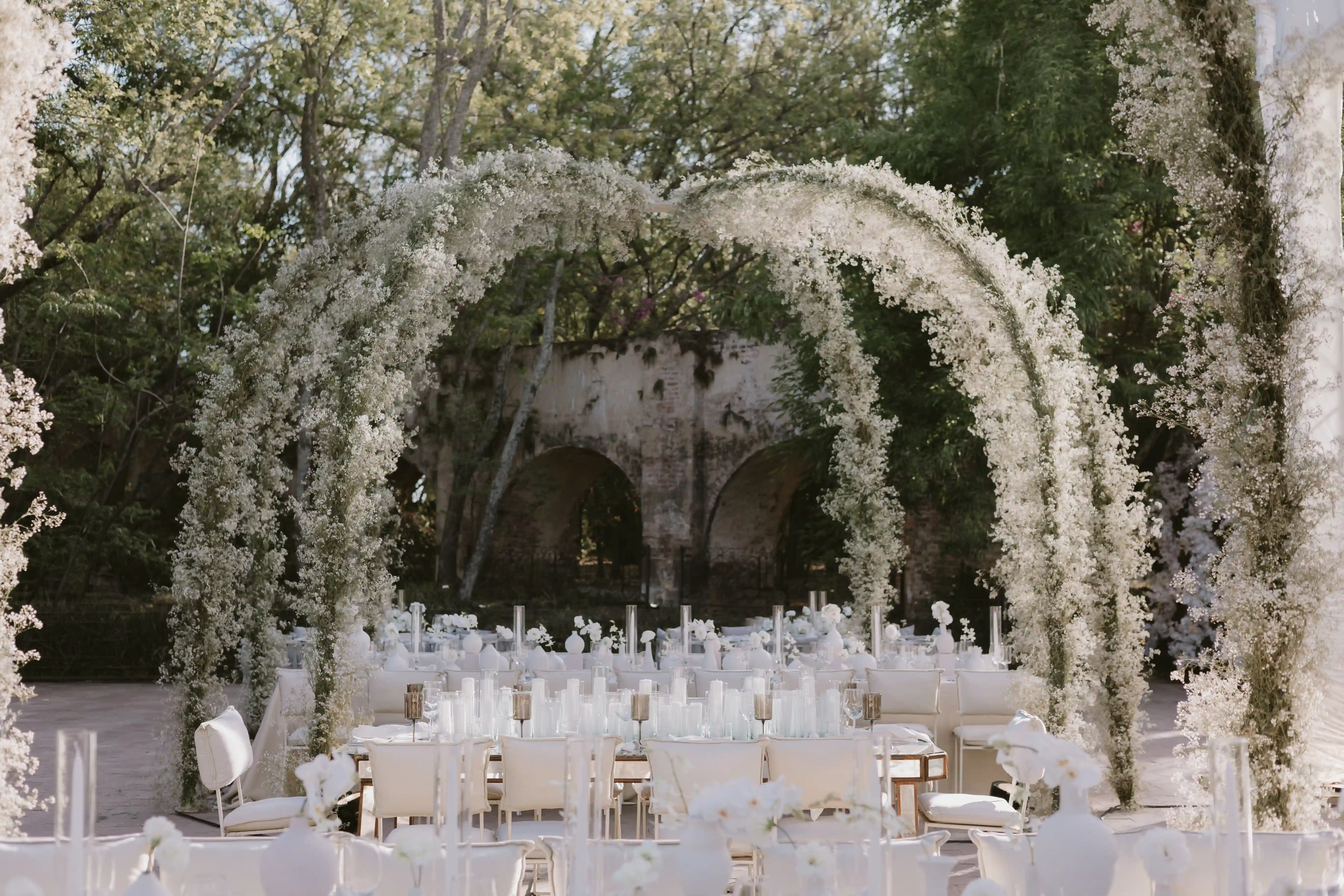 Mesa de recepción con arreglos florales