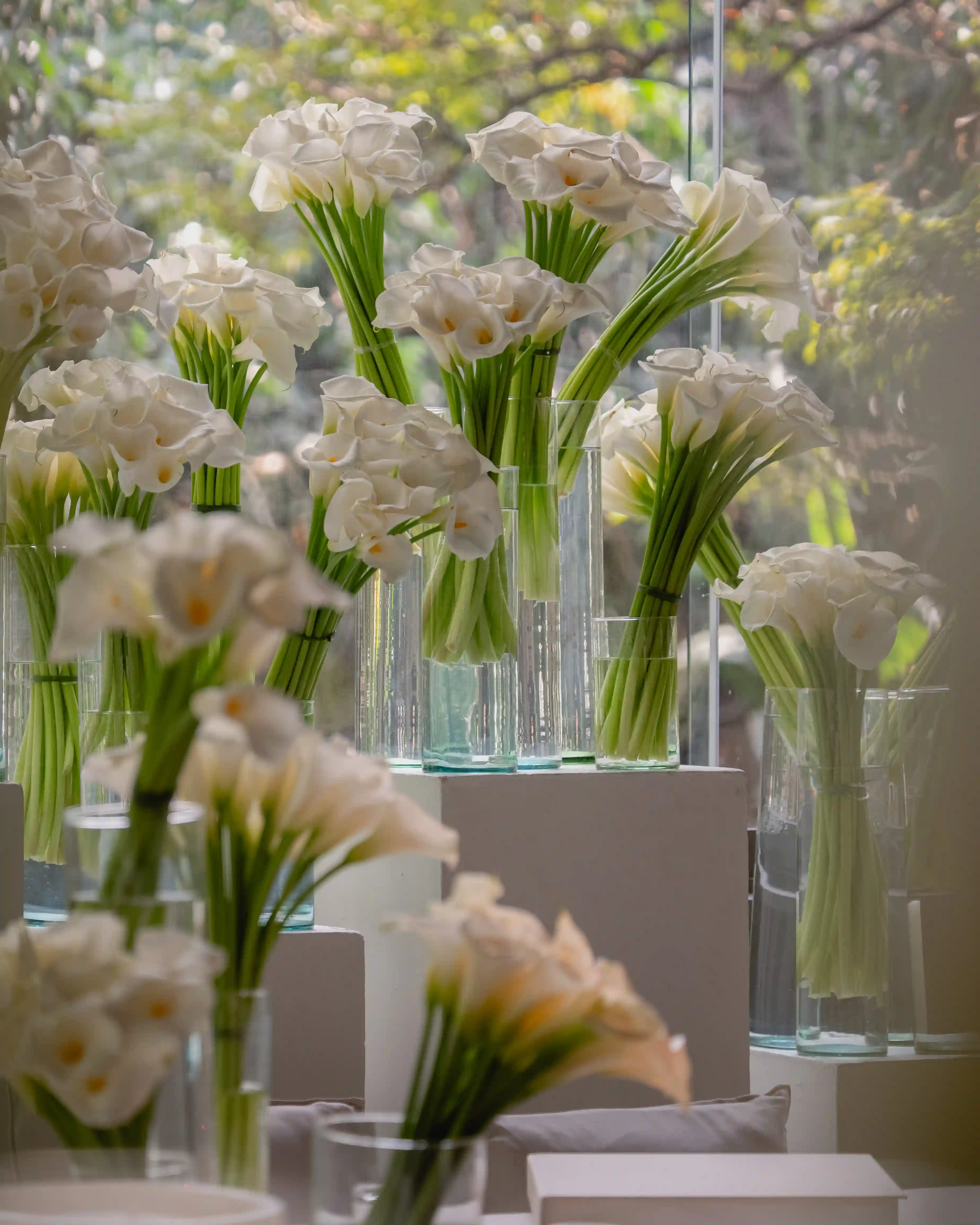 Mesa de recepción con arreglos florales
