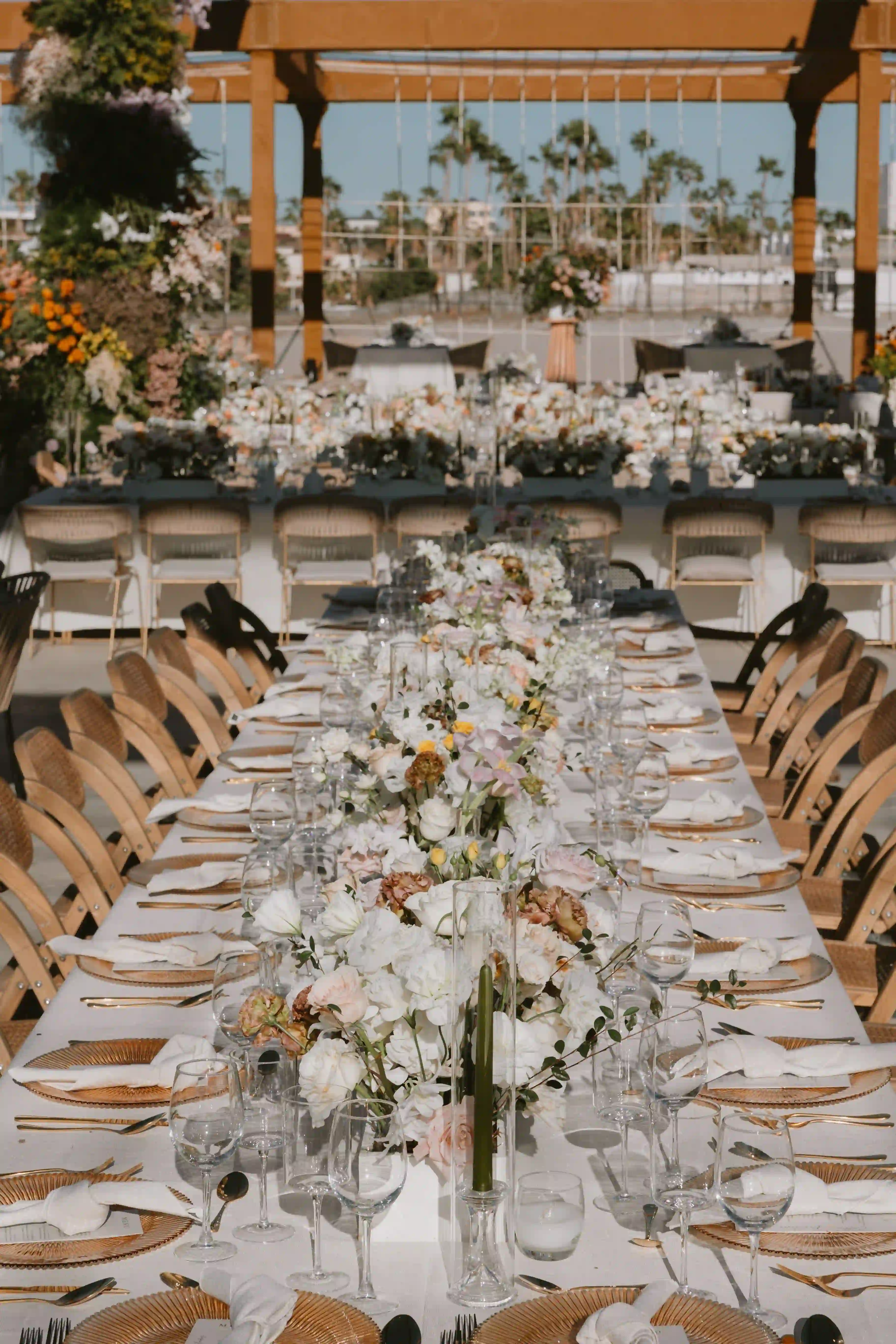Mesa de recepción con arreglos florales