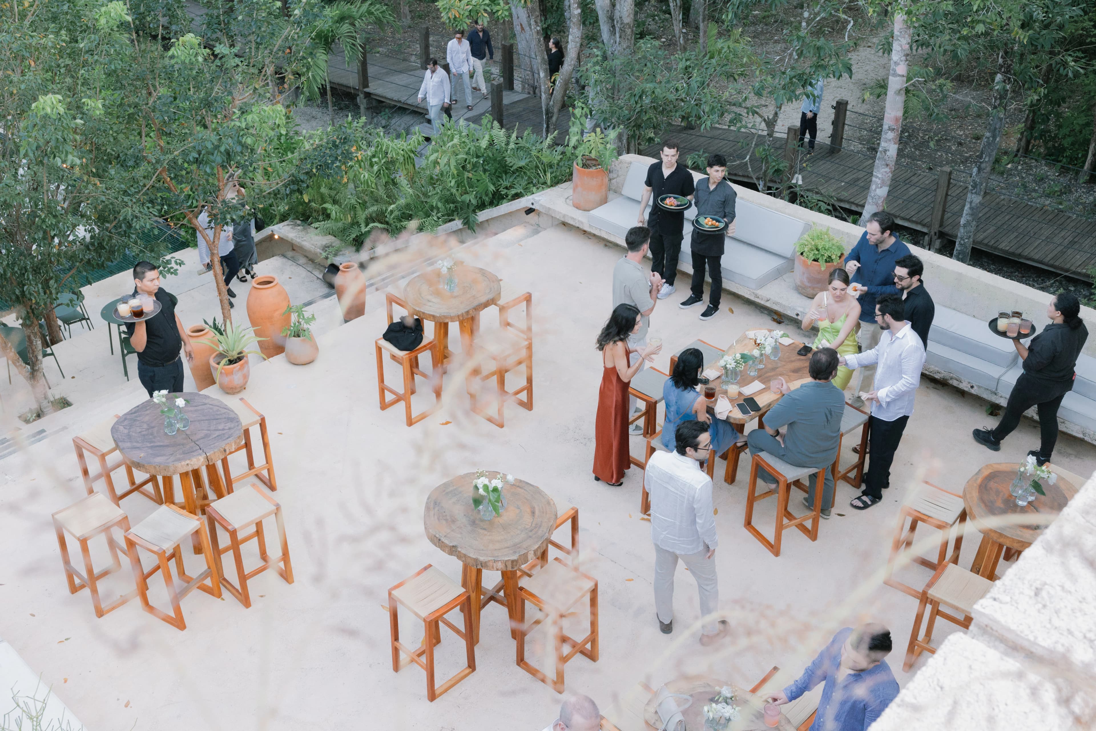 Mesa de recepción con arreglos florales