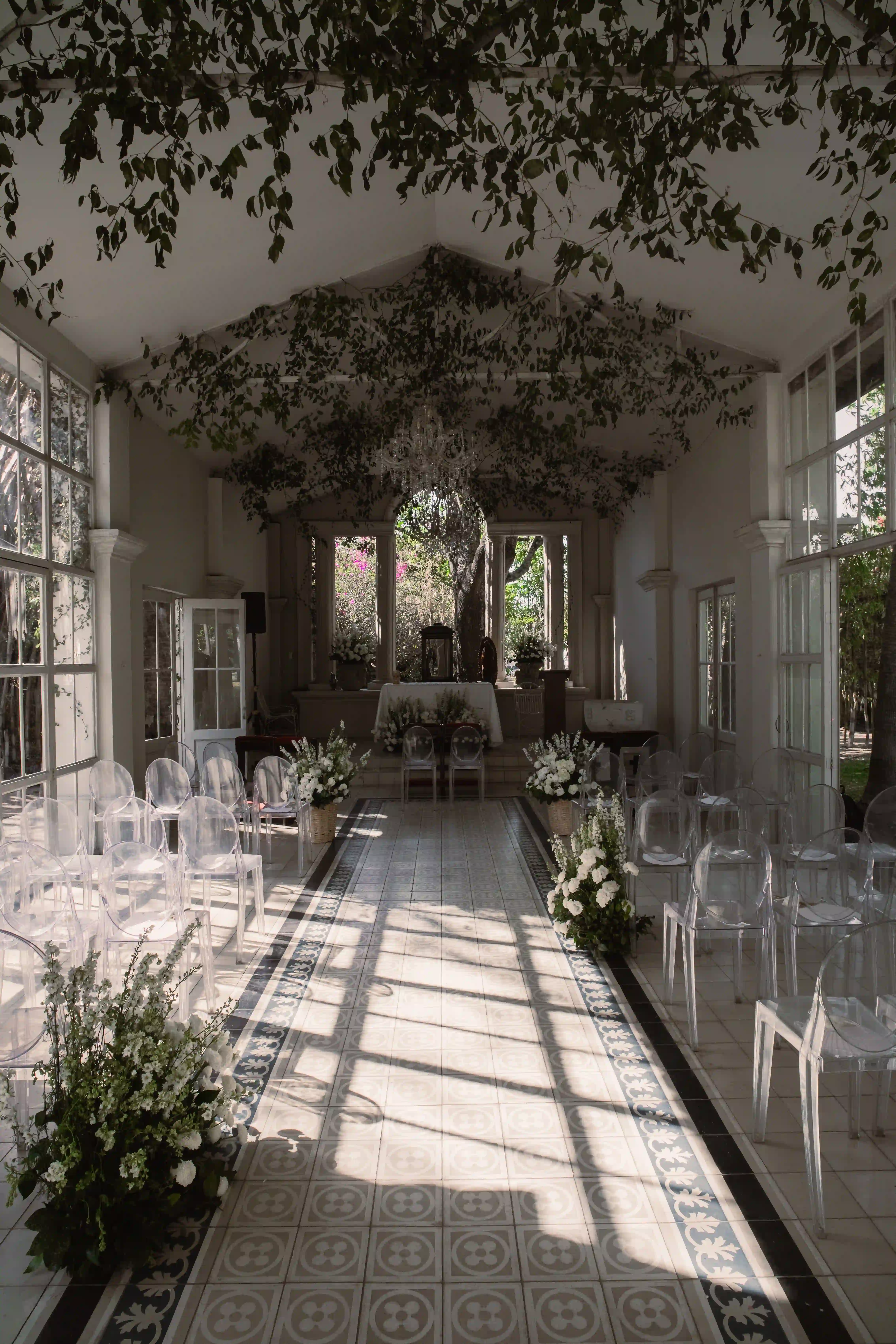 Mesa de recepción con arreglos florales