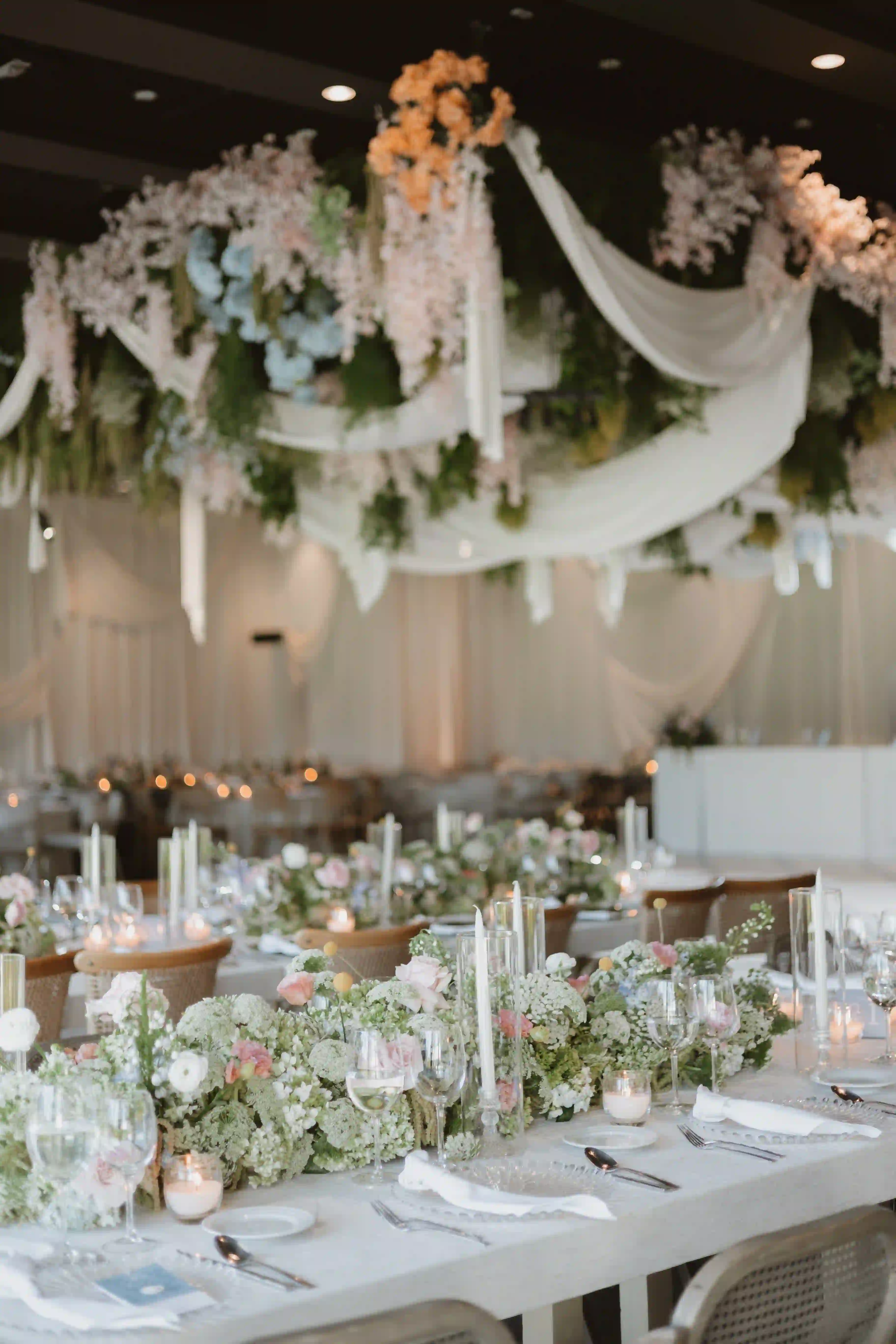 Mesa de recepción con arreglos florales