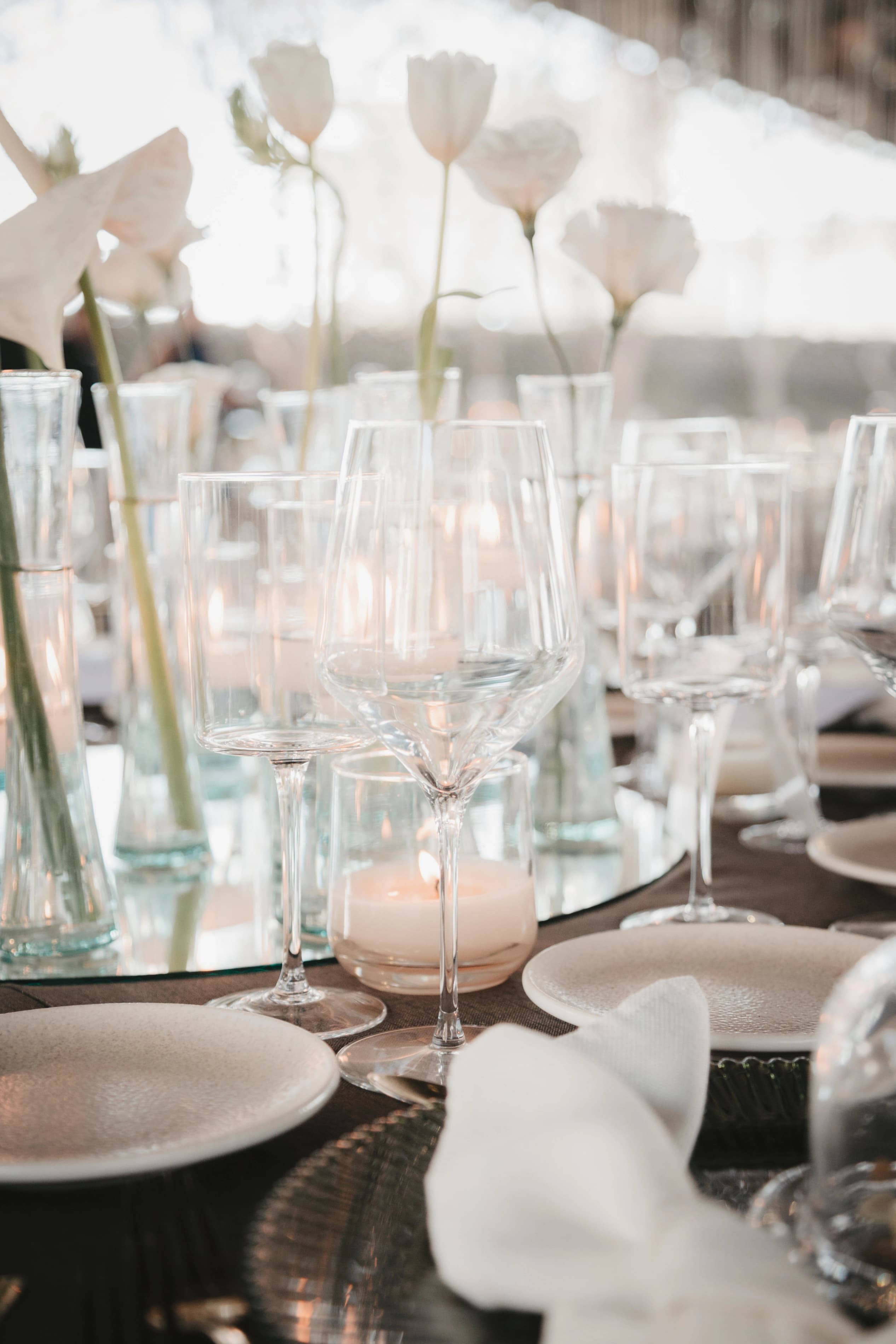 Mesa de recepción con arreglos florales