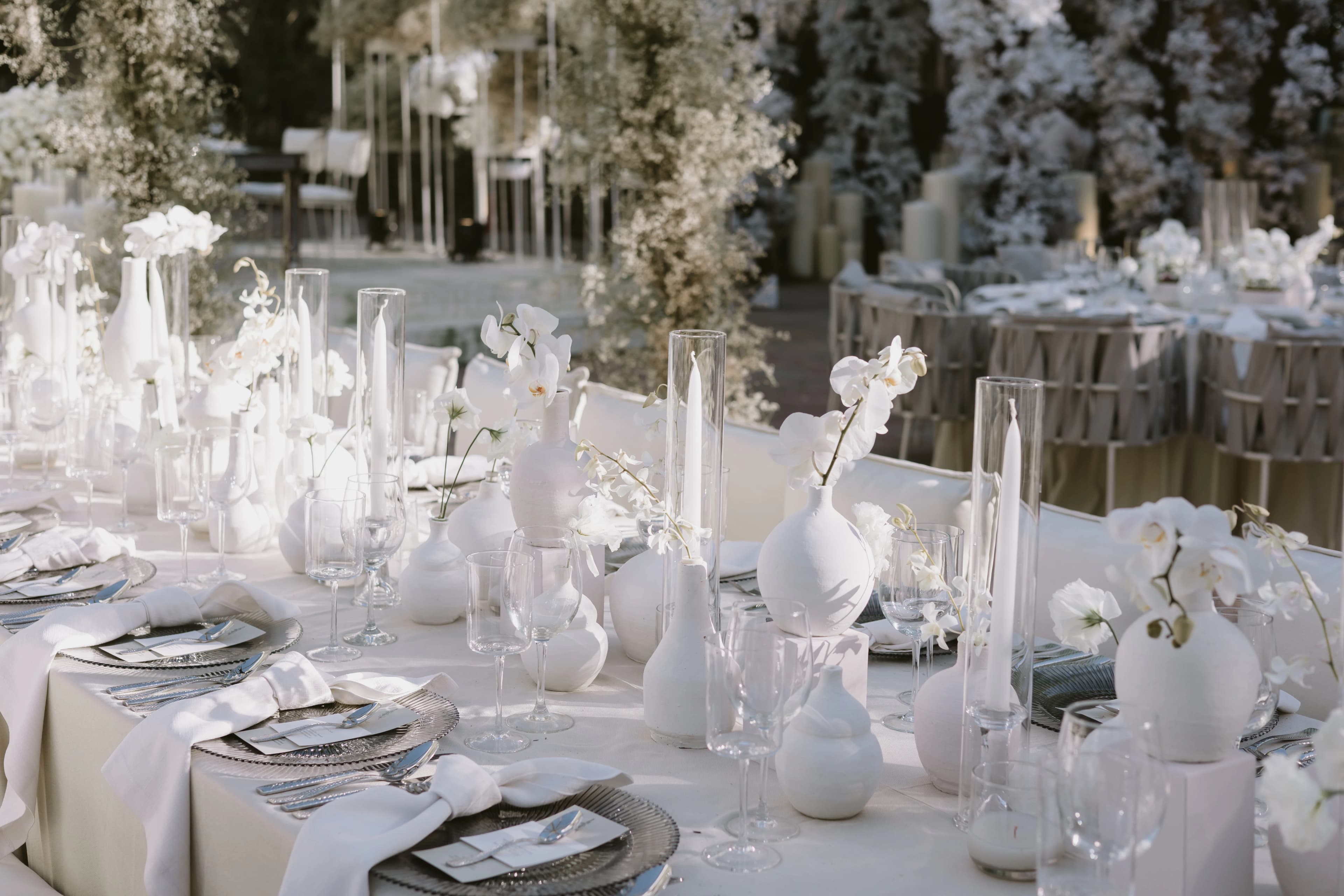 Mesa de recepción con arreglos florales