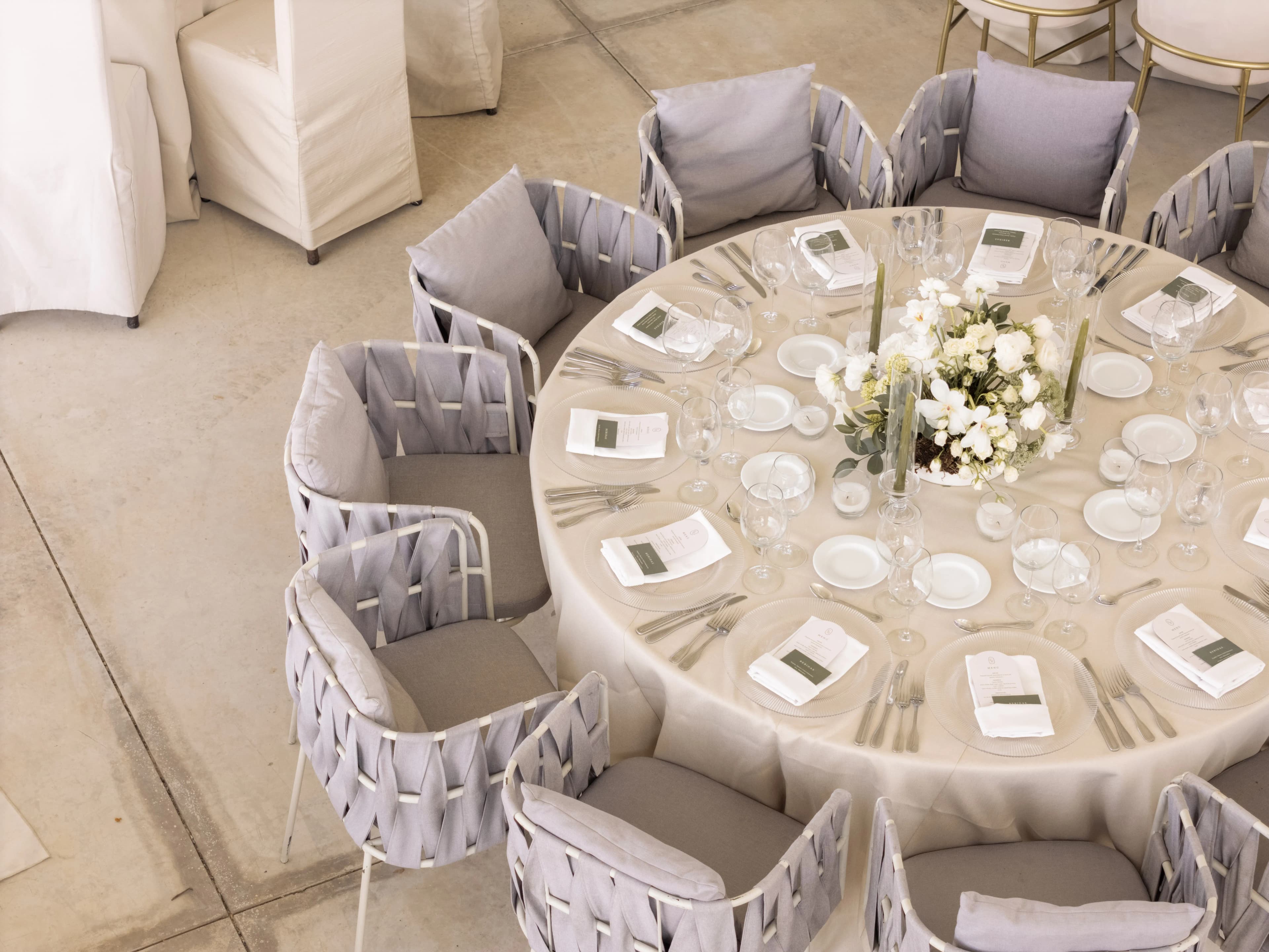 Mesa de recepción con arreglos florales