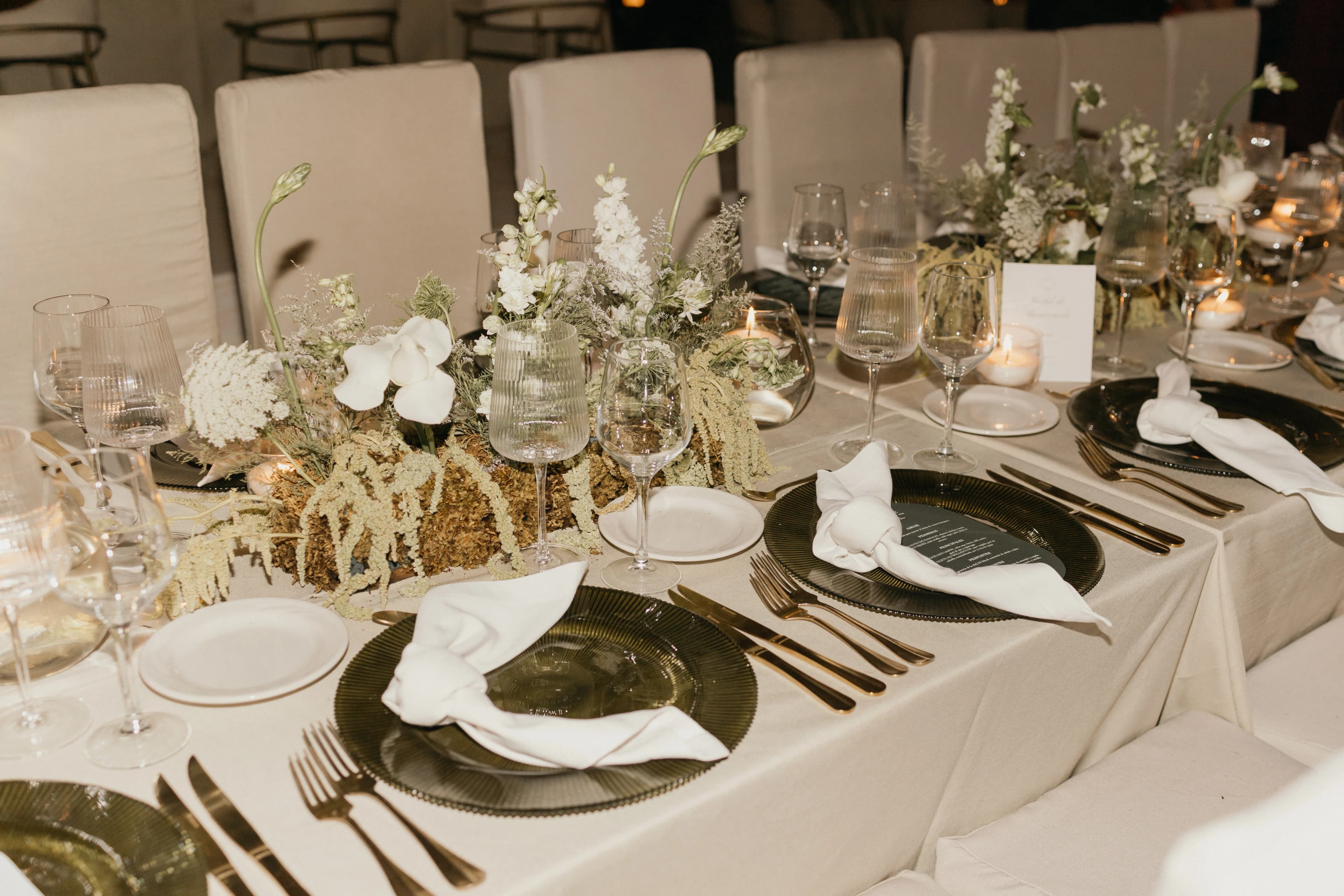 Mesa de recepción con arreglos florales