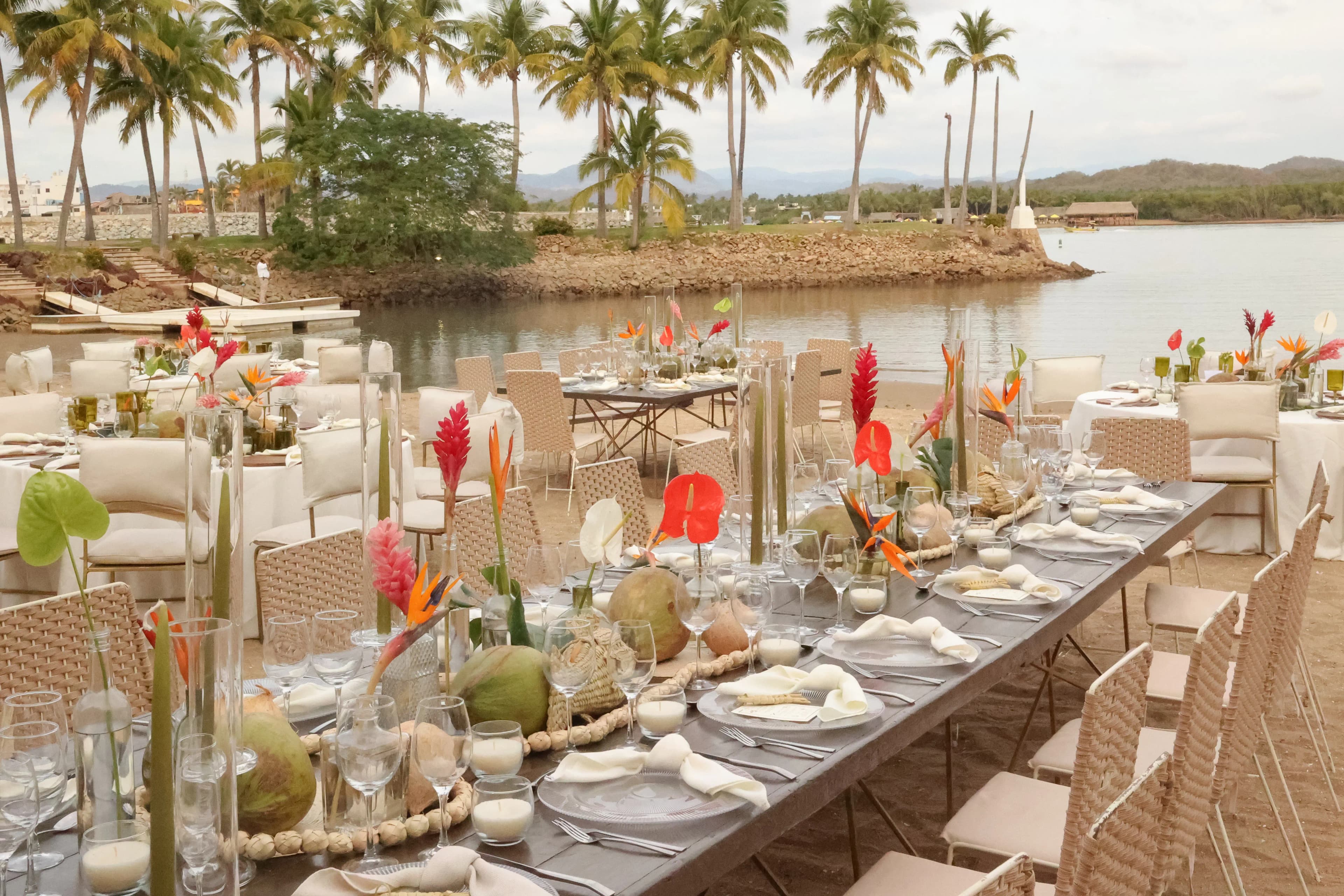 Mesa de recepción con arreglos florales