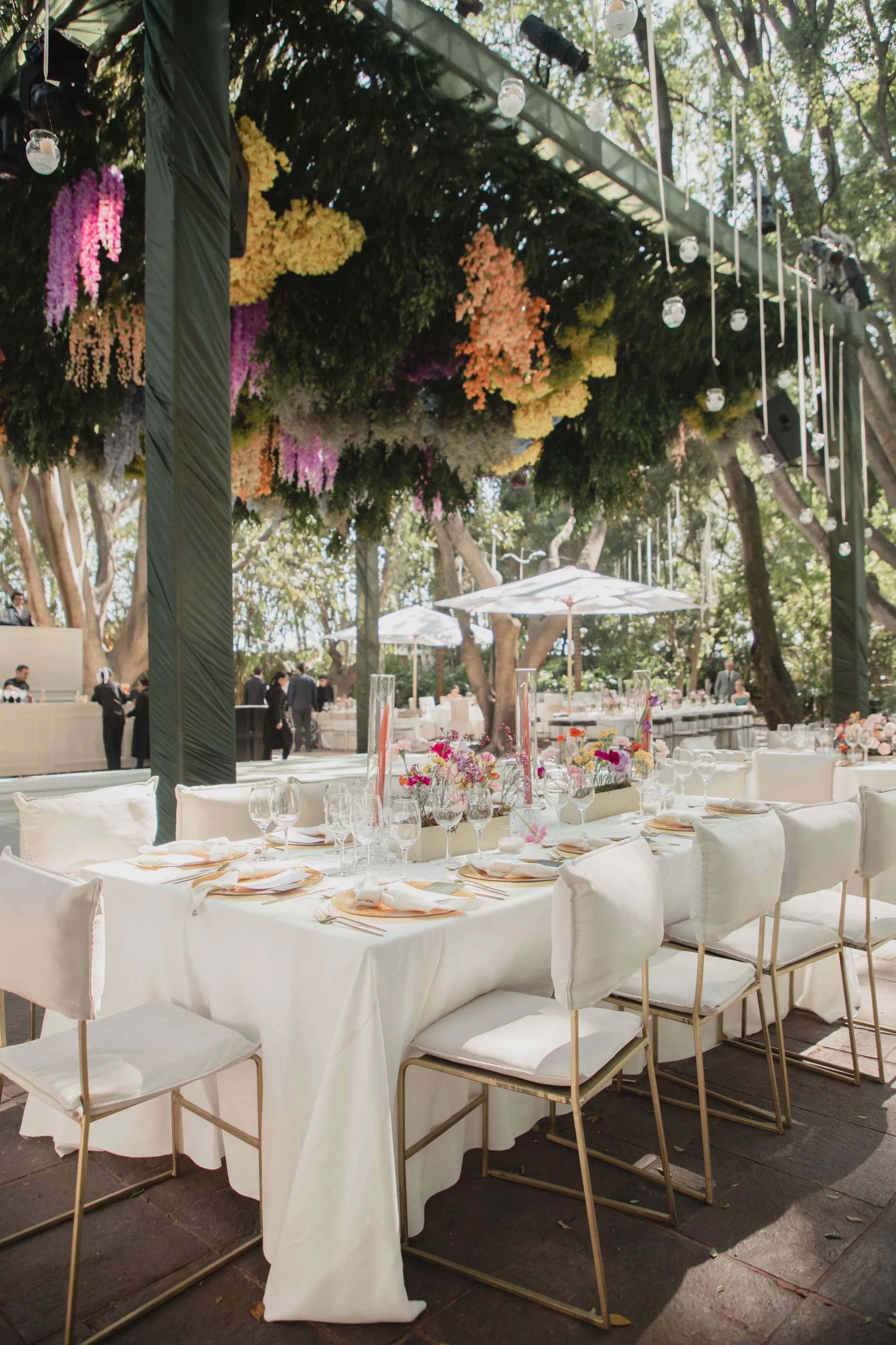 Mesa de recepción con arreglos florales