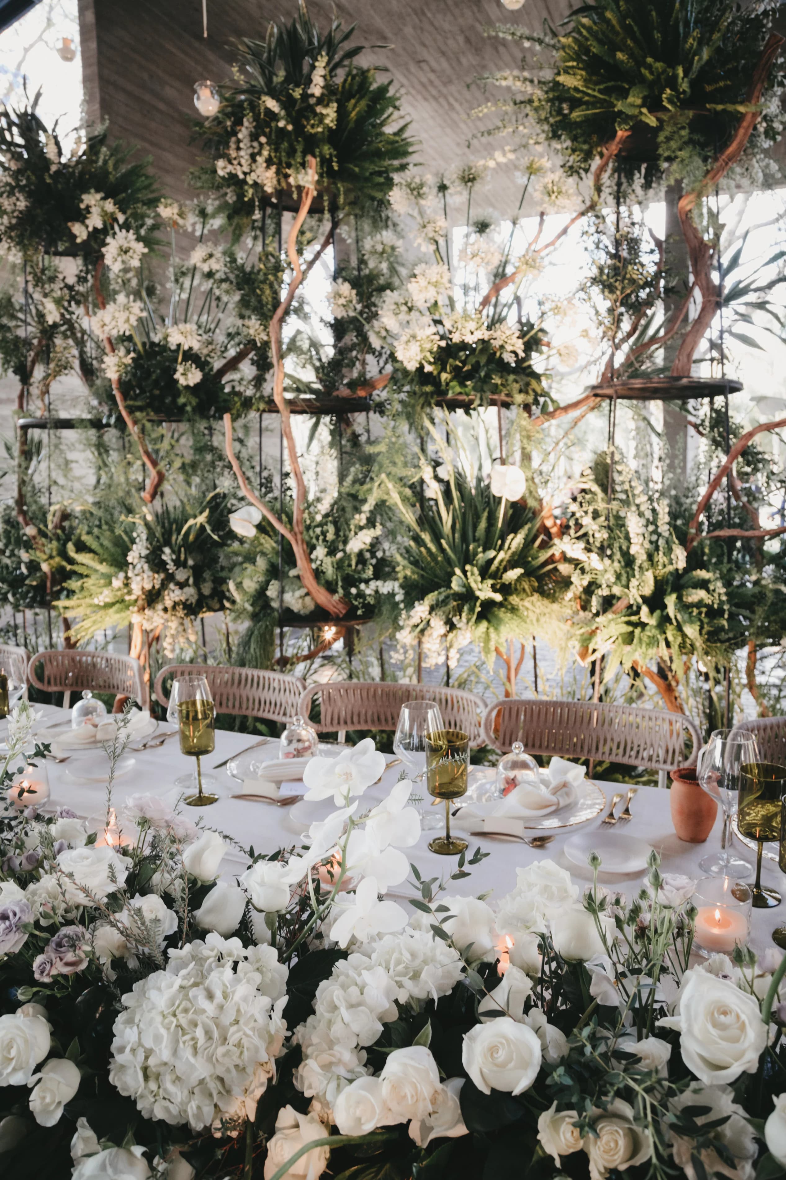 Mesa de recepción con arreglos florales