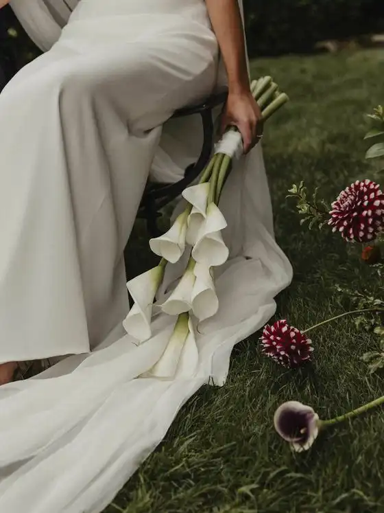 Mesa de recepción con arreglos florales