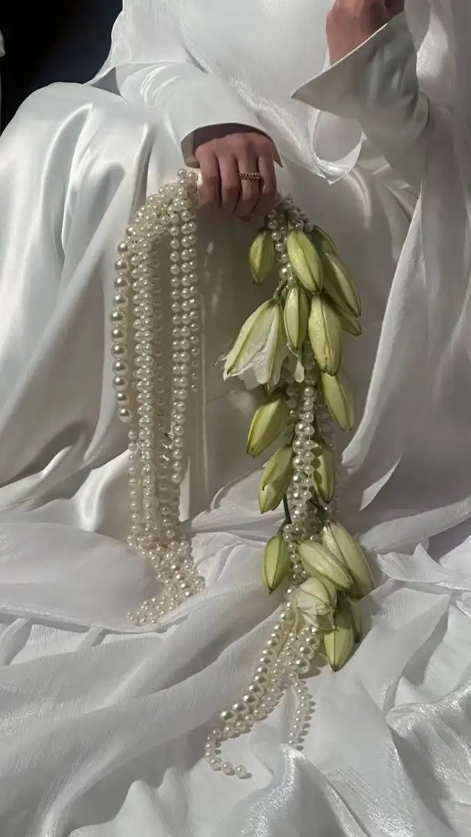 Mesa de recepción con arreglos florales