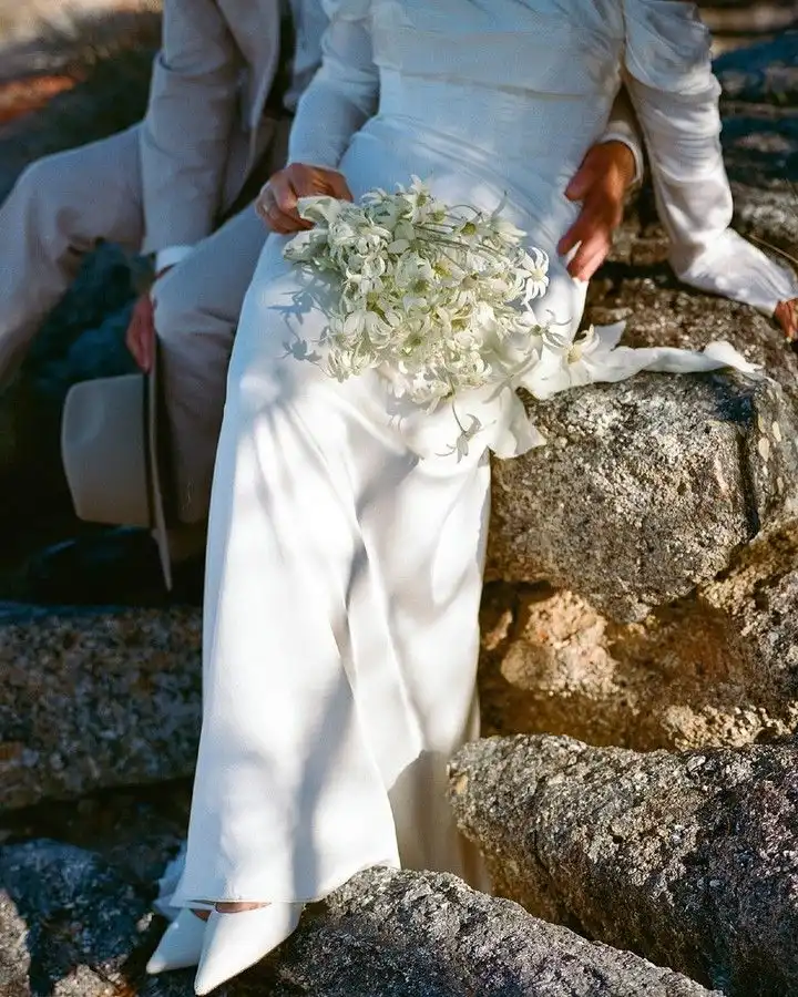 Mesa de recepción con arreglos florales