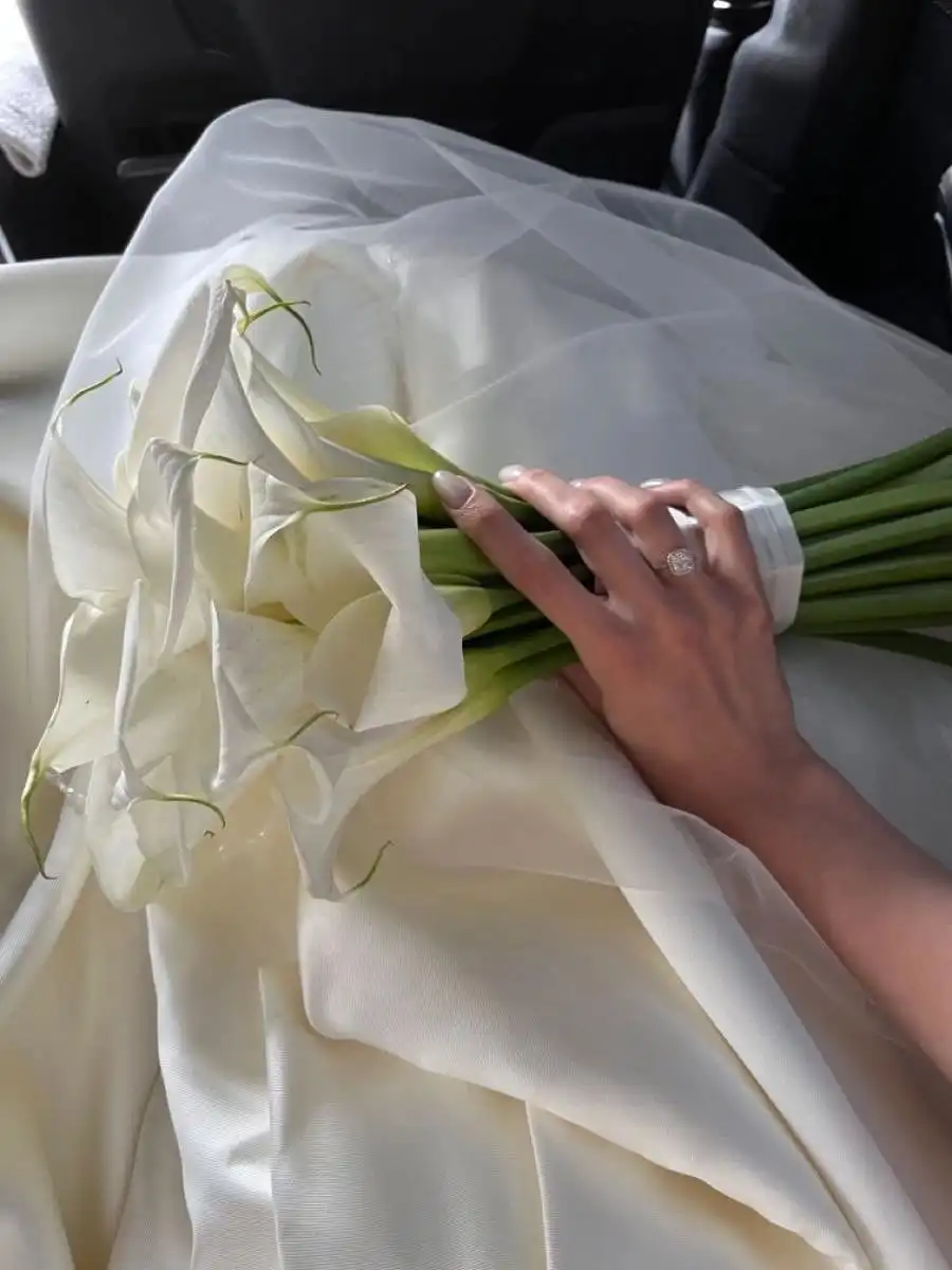 Mesa de recepción con arreglos florales