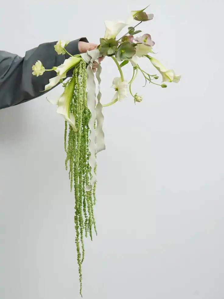 Mesa de recepción con arreglos florales