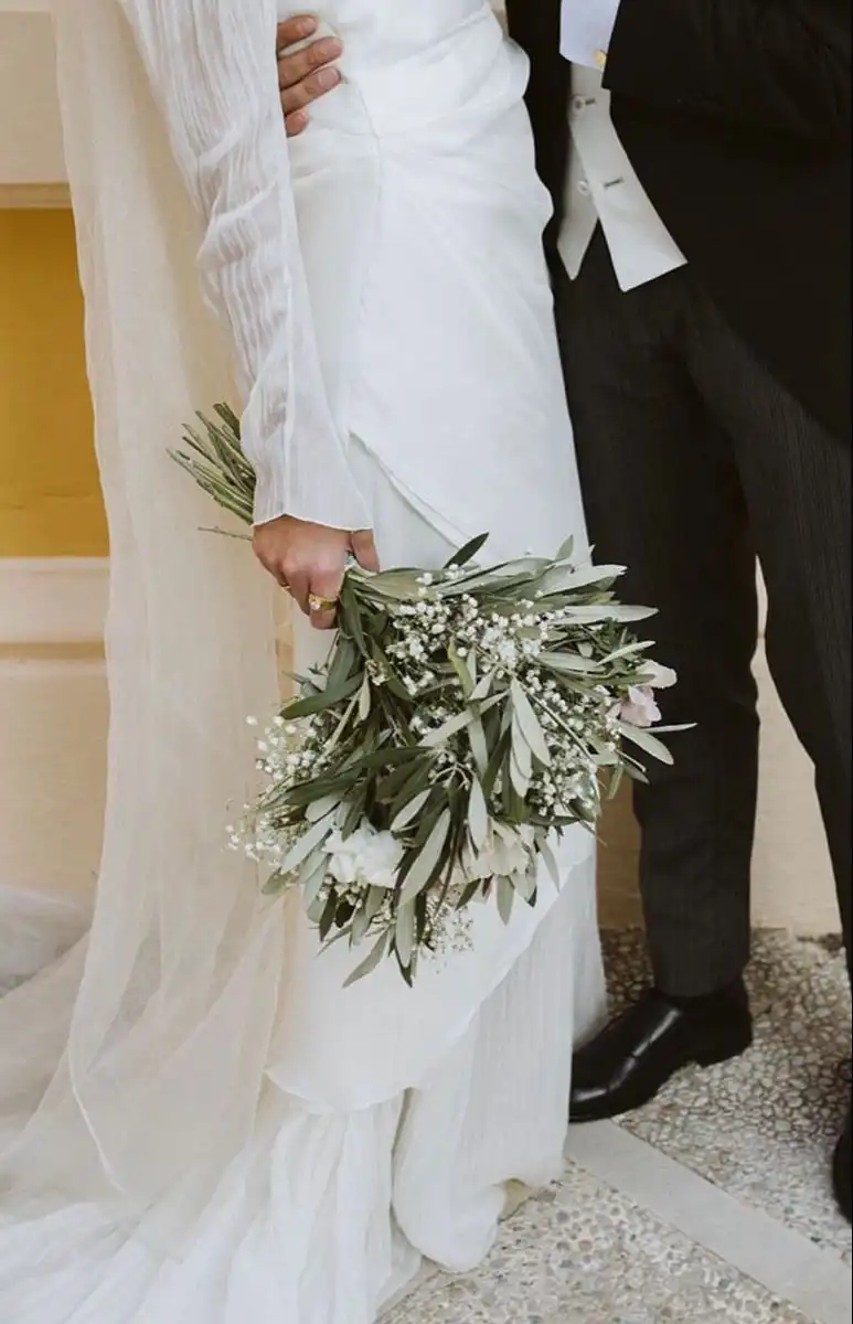 Mesa de recepción con arreglos florales