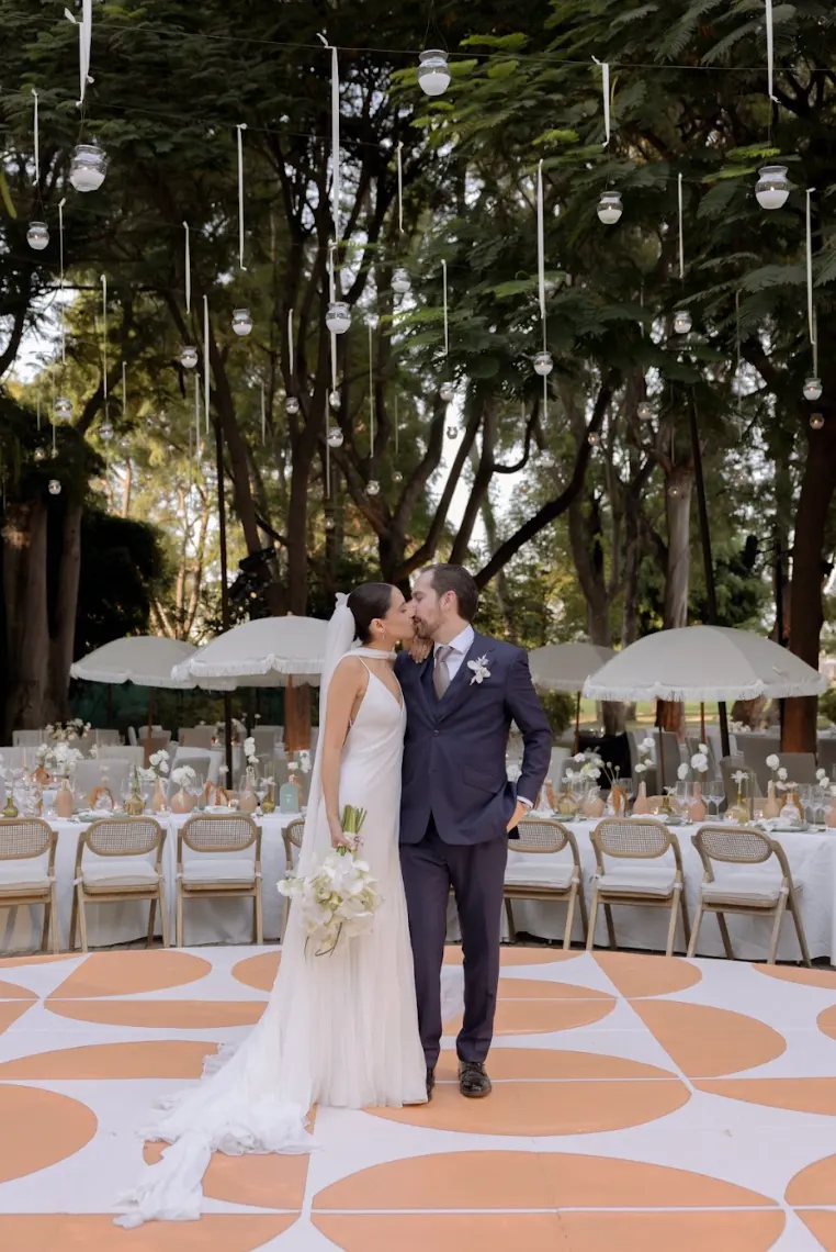 Mesa de recepción con arreglos florales