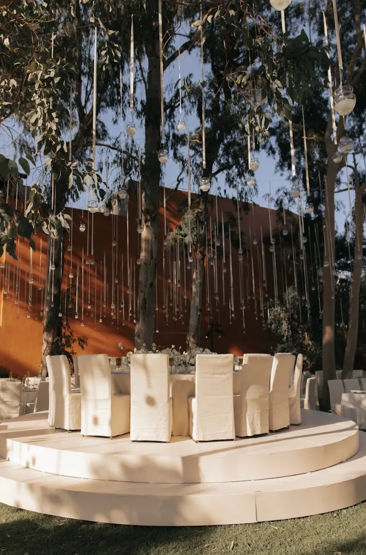 Mesa de recepción con arreglos florales