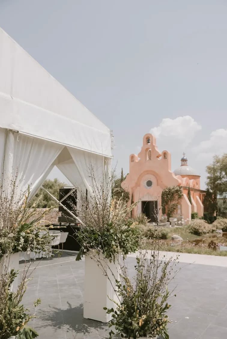Mesa de recepción con arreglos florales