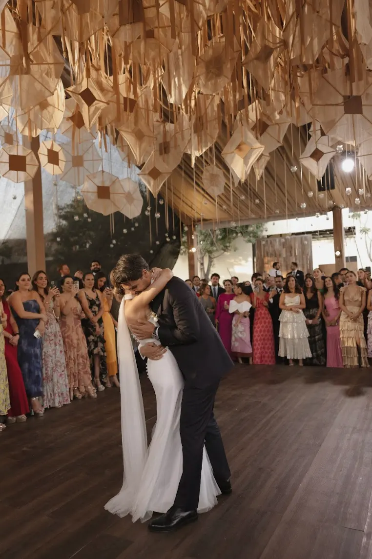 Mesa de recepción con arreglos florales