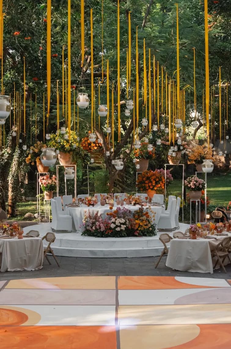 Mesa de recepción con arreglos florales