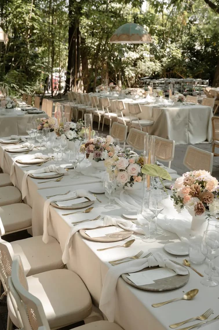 Decoración de ceremonia en bosque