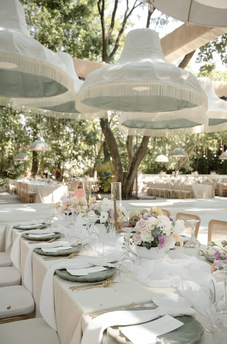 Mesa de recepción con arreglos florales