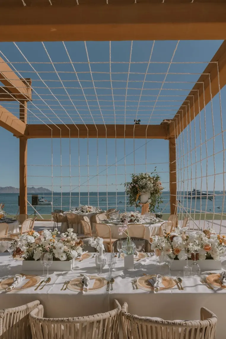 Mesa de recepción con arreglos florales