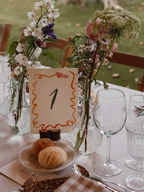 Mesa de recepción con arreglos florales