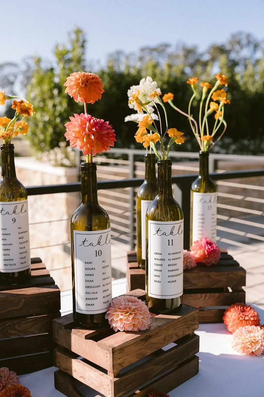 Mesa de recepción con arreglos florales